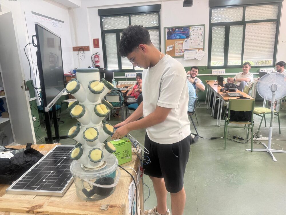 Torre de cultivo hidropónico alimentada con energía solar