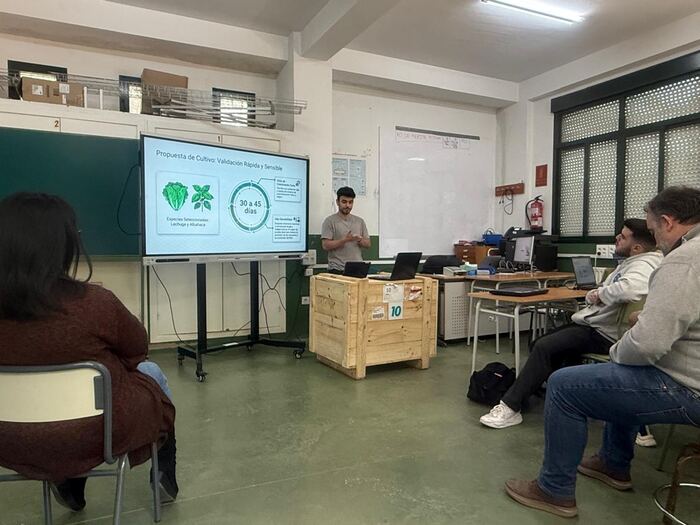 Presentación del cultivo hidropónico al alumnado