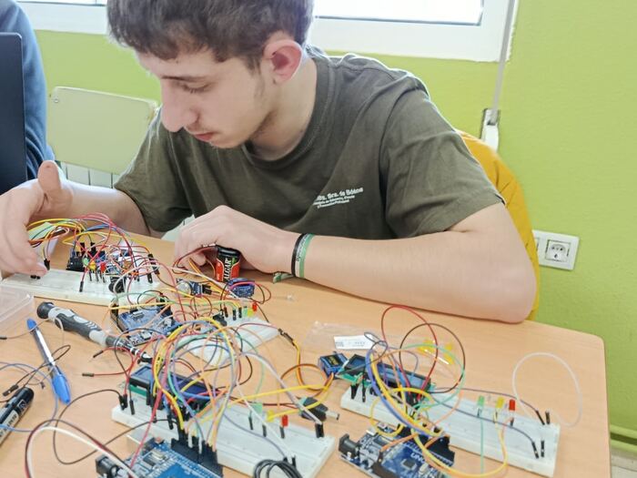 Alumno montando sensores y circuitos